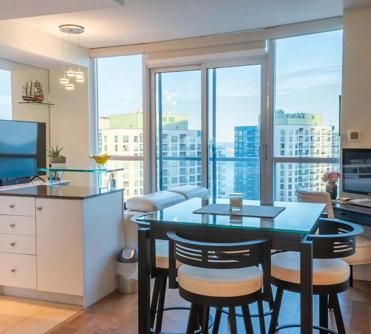 Waterfront Condo 5 Minutes From Rogers Centre Toronto