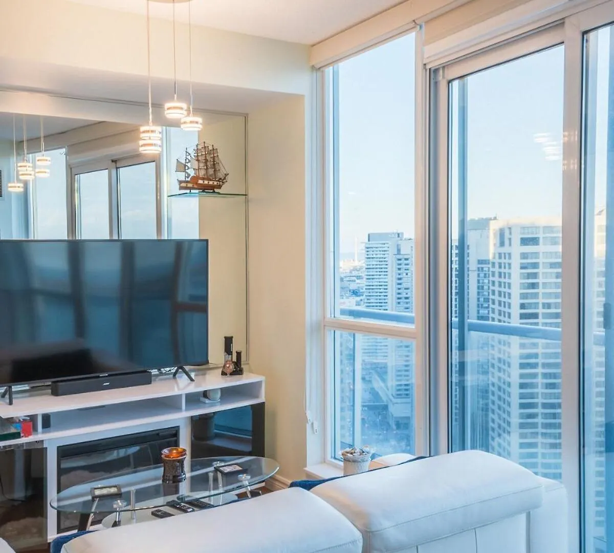 Waterfront Condo 5 Minutes From Rogers Centre Toronto Canada